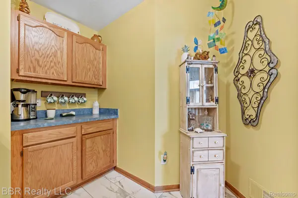 5485 GREENWAY DR #81, Trenton, MI 48183