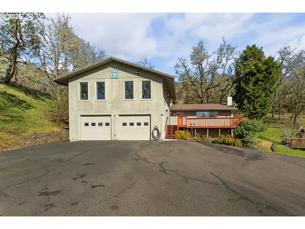 Roseburg, OR 97471,221 OAKVIEW DR
