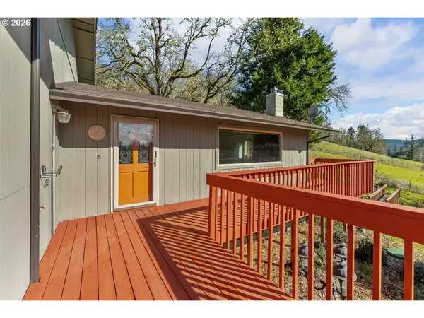 Roseburg, OR 97471,221 OAKVIEW DR