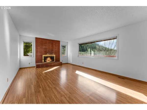 221 OAKVIEW DR, Roseburg, OR 97471