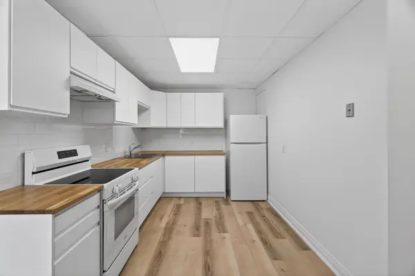 103 Thomas ST #104, Oakville, ON L6J 3A7