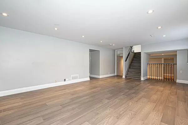 East Gwillimbury, ON L9N 1J5,23 Tall Pines TRL