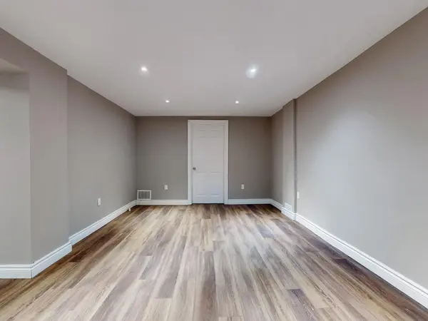 Hamilton, ON L8T 3A6,359 East 42nd ST #Lower