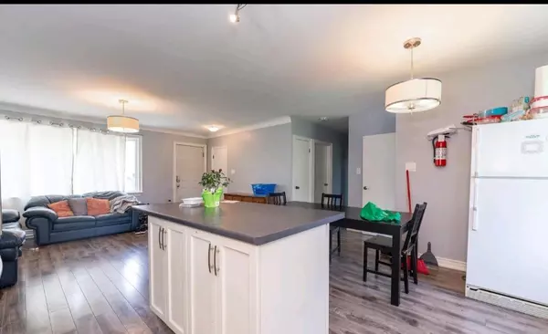 Thorold, ON L2V 2J1,52 BRODERICK AVE