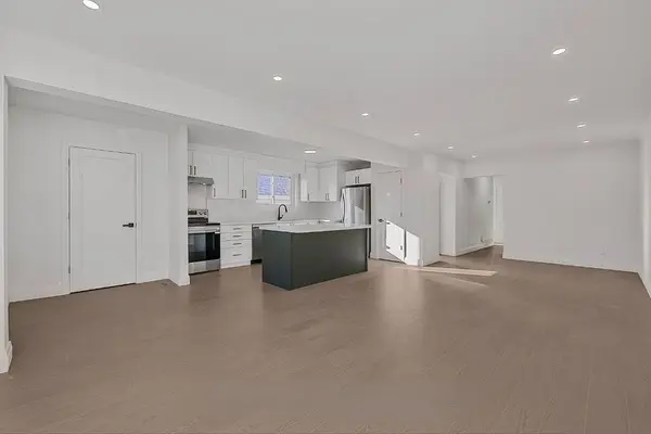 703 Sunnypoint DR #Main, Newmarket, ON L3Y 2Z7