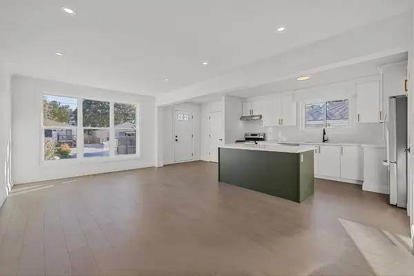 703 Sunnypoint DR #Main, Newmarket, ON L3Y 2Z7