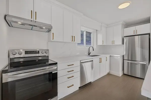 703 Sunnypoint DR #Main, Newmarket, ON L3Y 2Z7