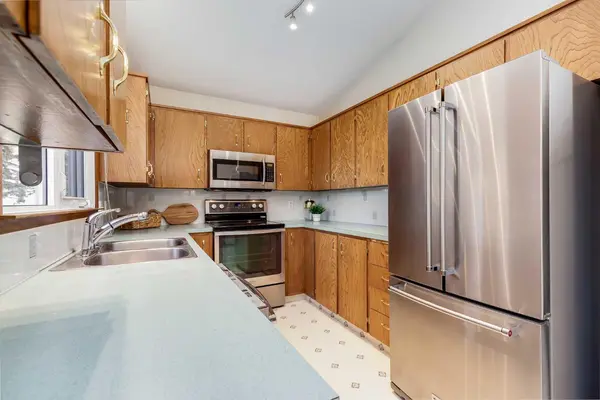 3387 Breton Close NW, Calgary, AB T2L 1X3