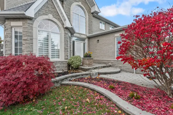 70 Applewood CRES, Whitby, ON L1N 2E6