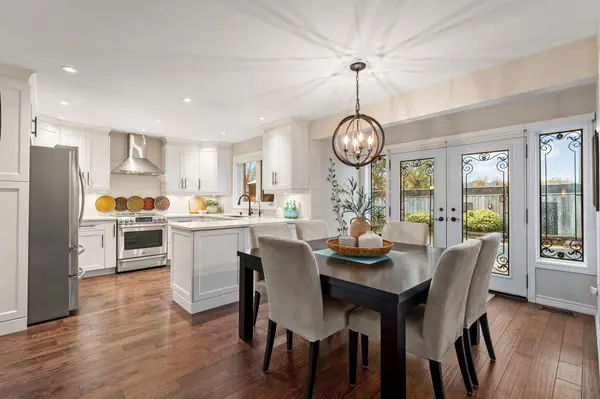 Aurora, ON L4G 6M8,7 Mahogany CT