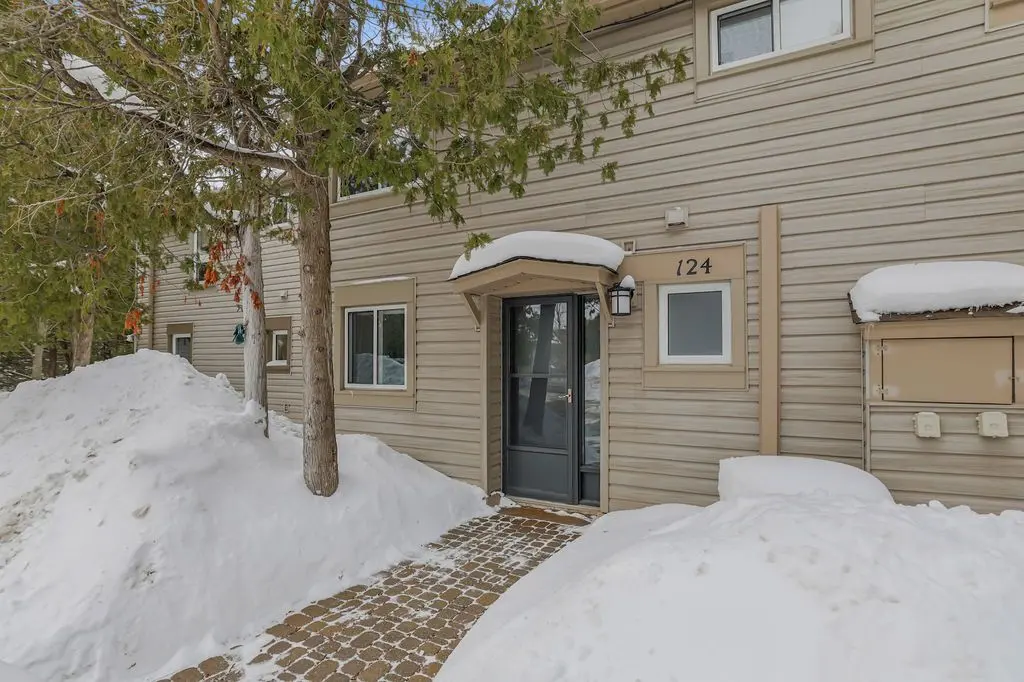Collingwood, ON L9Y 5B4,124 ESCARPMENT CRES