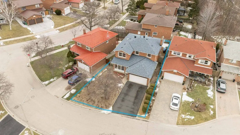 796 Buckingham CT, Mississauga, ON L5C 4M3