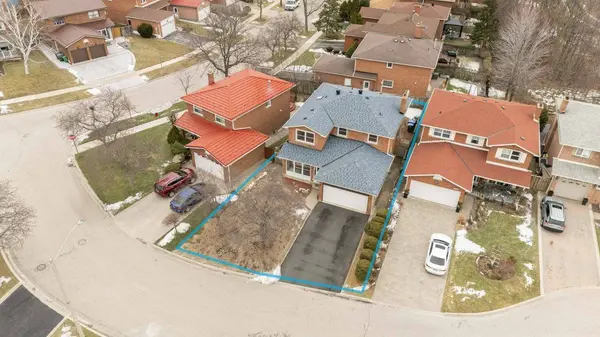 796 Buckingham CT, Mississauga, ON L5C 4M3