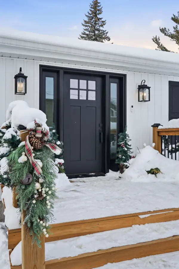 Innisfil, ON L0L 1W0,920 Barry AVE