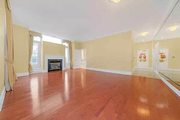 Toronto C15, ON M2K 3B8,2 Rean DR #UPH4