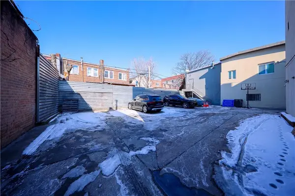 10211 44th AVE, Corona, NY 11368