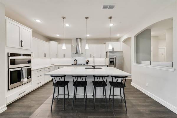 924 Crest Breeze Drive, Fort Worth, TX 76052