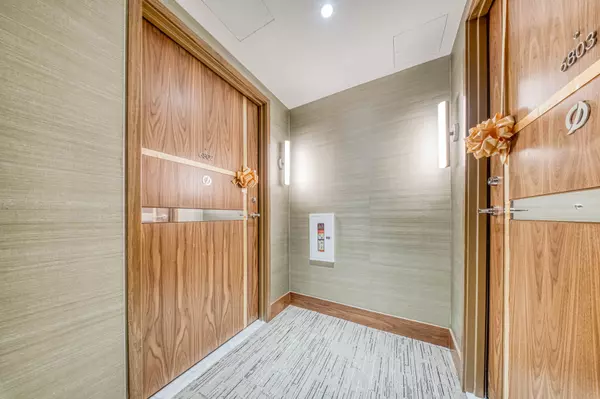 Toronto C01, ON M5V 0X3,1 Concord Cityplace WAY #6802