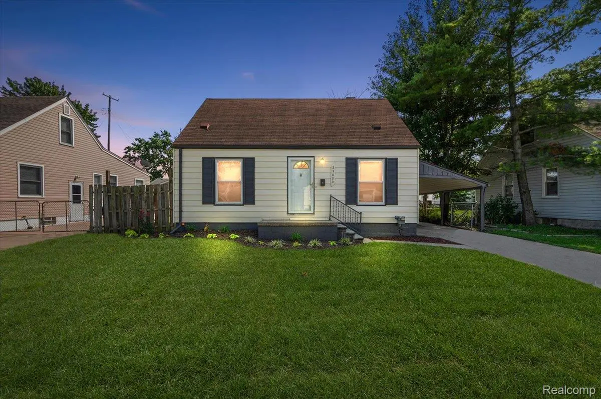 23000 Maxine ST, St. Clair Shores, MI 48080