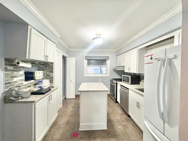 3843 Hillcrest BLVD #Main, Windsor, ON N9C 2E4