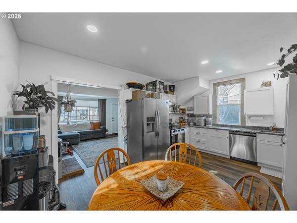 1541 UNION AVE, North Bend, OR 97459