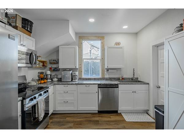 1541 UNION AVE, North Bend, OR 97459