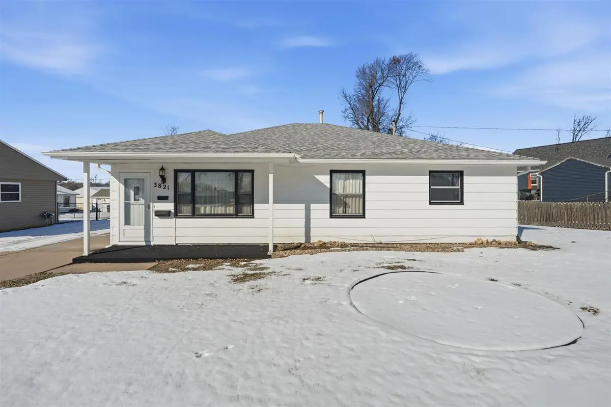 3821 Oakland Road NE, Cedar Rapids, IA 52402
