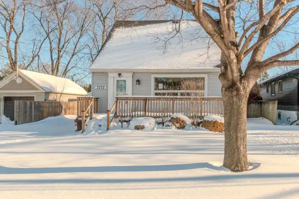 2232 Queensway DR, Burlington, ON L7R 3T1