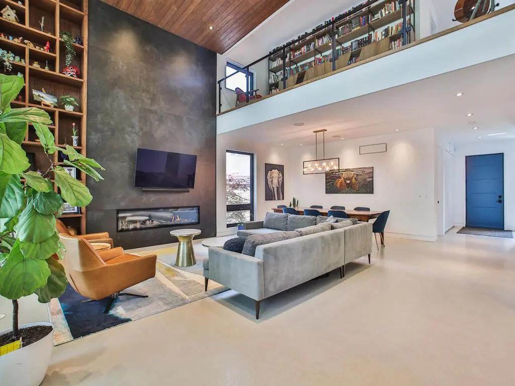 4 Old Oak RD, Toronto W08, ON M9A 2V8