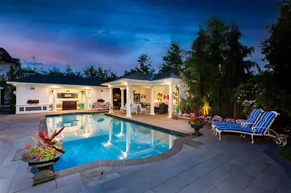 8 Swansdown DR, Toronto C12, ON M2L 2N1