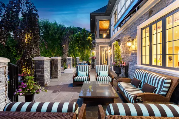 8 Swansdown DR, Toronto C12, ON M2L 2N1