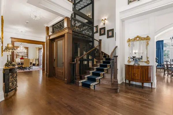 8 Swansdown DR, Toronto C12, ON M2L 2N1