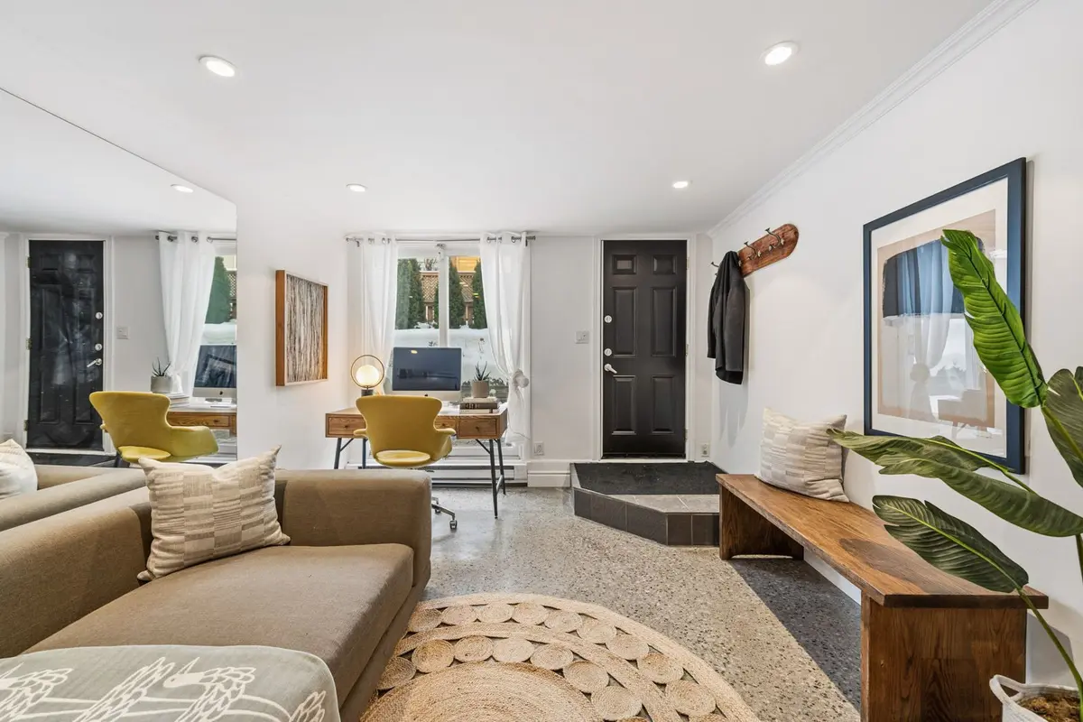 Toronto E02, ON M4L 1G3,1666 Queen ST E #9