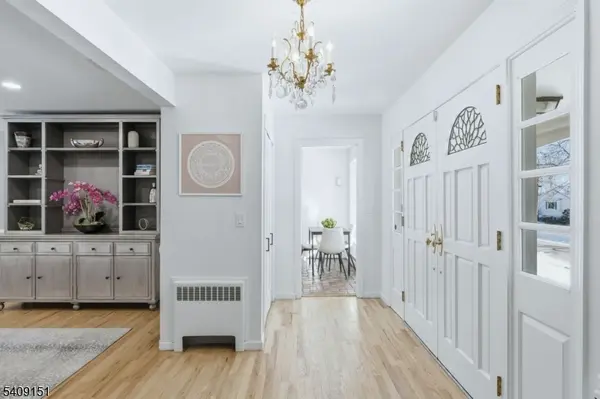 55 Somerset Dr, Woodcliff Lake Boro, NJ 07677