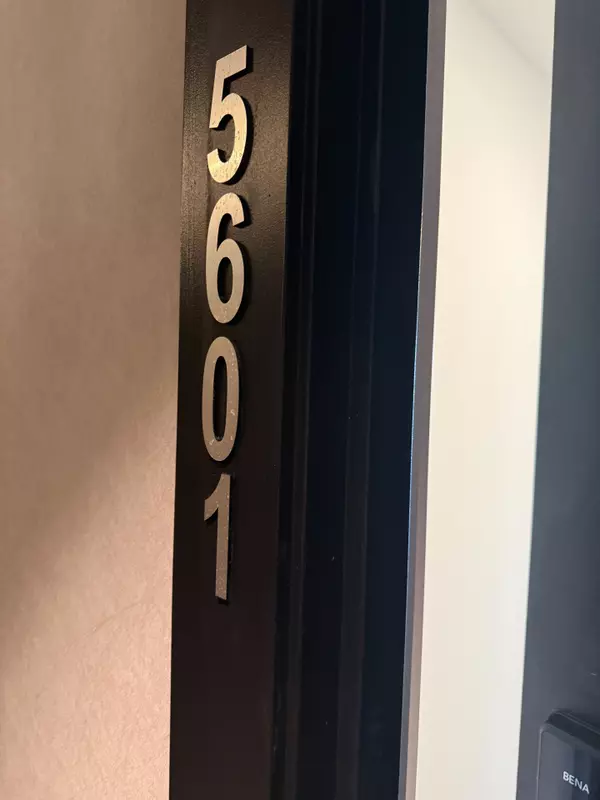 Toronto C08, ON M8Z 0A7,88 QUEEN ST E #5601