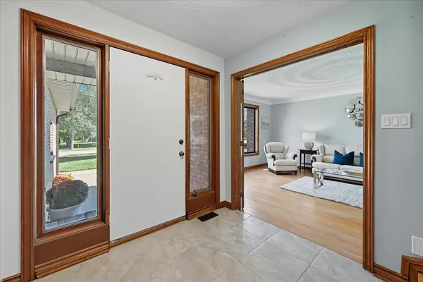 729 Winston RD, Grimsby, ON L3M 4E8