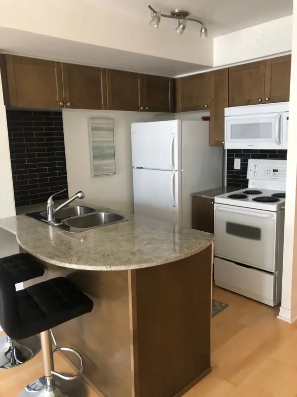 Toronto C01, ON M5G 2R3,763 Bay ST #614