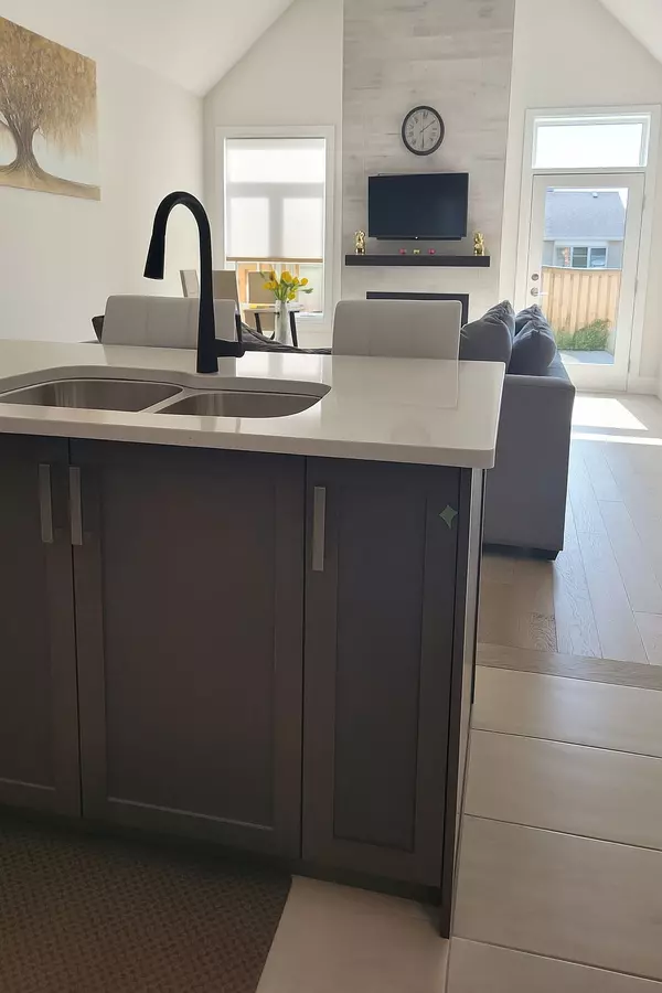 Central Elgin, ON N5L 0B4,63 Compass TRL #7