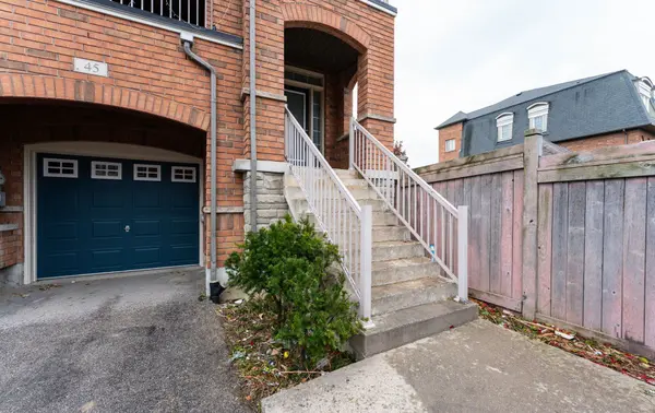 45 Seachart PL, Brampton, ON L6P 3E1