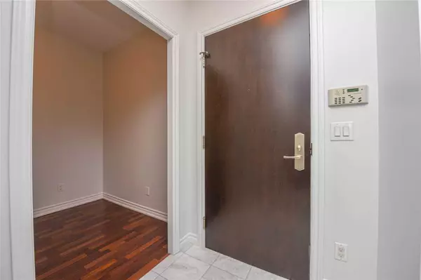 Toronto W08, ON M9A 0C3,1135 Royal York CT #415