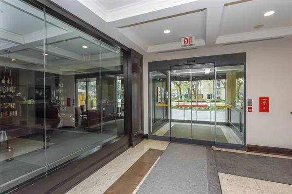 Toronto W08, ON M9A 0C3,1135 Royal York CT #415