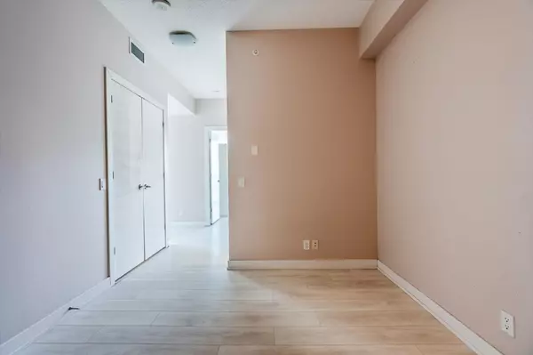 Toronto W06, ON M8V 0C1,2220 Lake shore BLVD W #4407