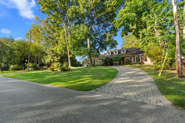 643 Hendry LN, Hamilton, ON L9G 3E2