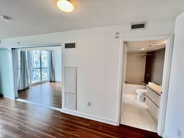 Toronto C01, ON M5V 0J9,85 Queens Wharf RD #1109