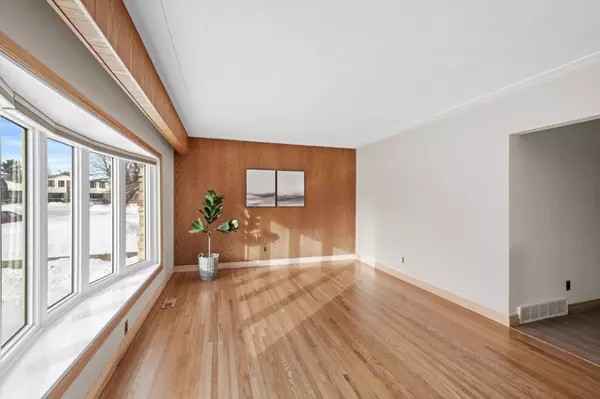 Elmvale Acres And Area, ON K1G 2X9,757 Dickens AVE