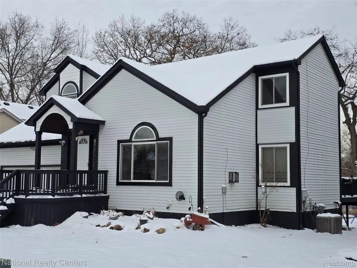 2727 Riverside DR, Waterford Charter Township, MI 48329