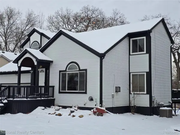 2727 Riverside DR, Waterford Charter Township, MI 48329