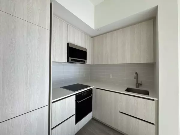 Toronto C10, ON M4P 1V7,110 Broadway AVE #901S