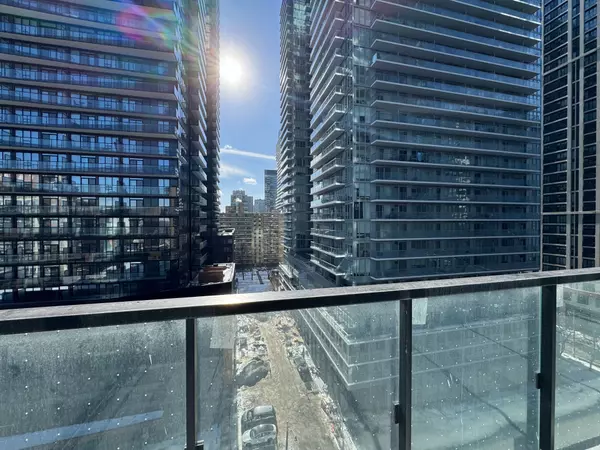 Toronto C10, ON M4P 1V7,110 Broadway AVE #901S