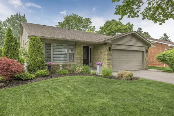 82 Fairway DR, Aurora, ON L4G 2H4